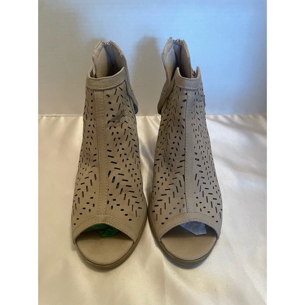 Women’s Faux Suede Peep Toe perforated Block Heel tan size 8-1/2
Side buckle